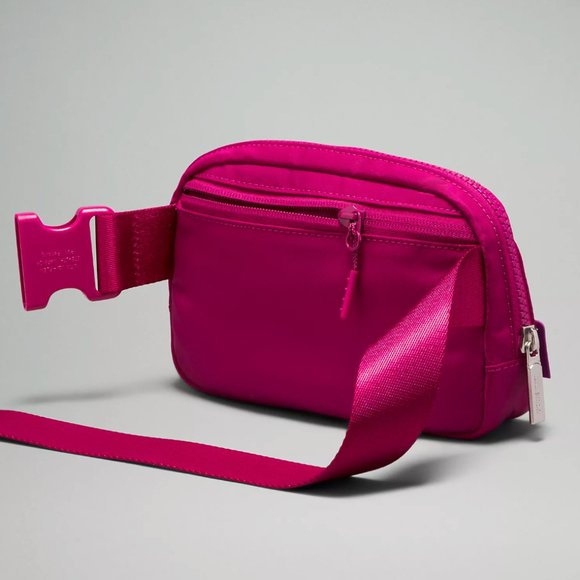 Lululemon Everywhere Belt Bag in Wild Berry 1L - Picture 5 of 6